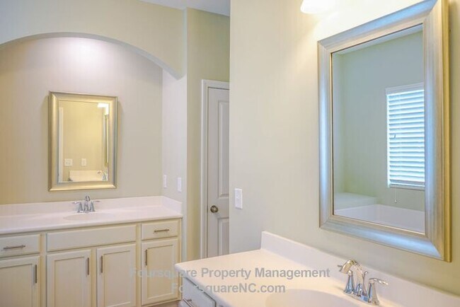 Building Photo - Charming End-Unit Townhome with Bonus Room, Screened Porch & 2-Car Garage – Convenient to RTP, RD...