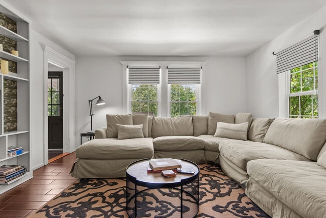 Building Photo - 1104 Crowe Rd