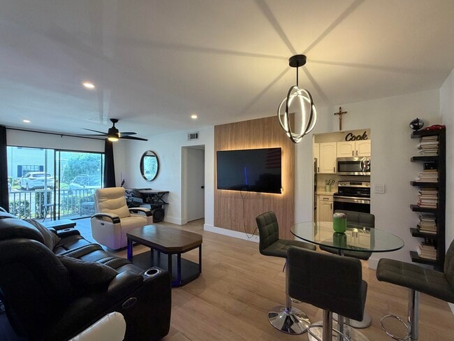 Building Photo - 180 Cypress Club Dr