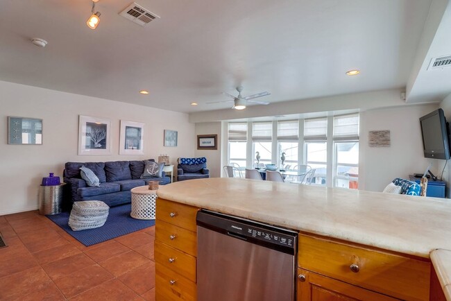 Building Photo - Private Rooftop Deck South Mission Beach