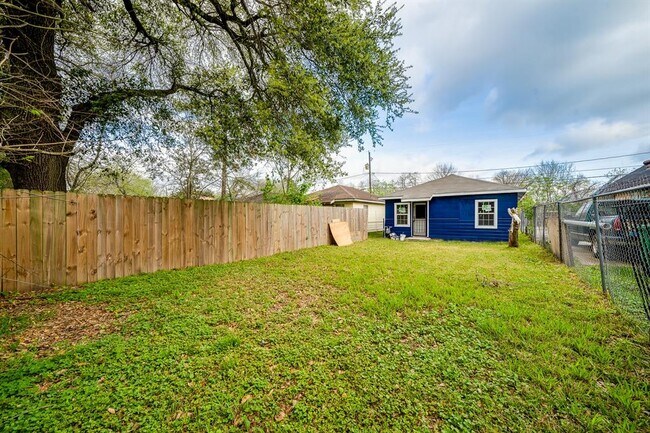 Building Photo - 3710 Cactus St