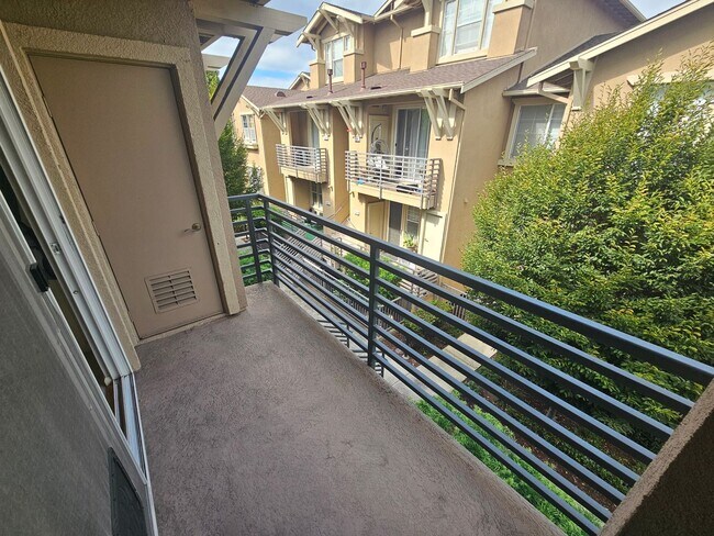 Building Photo - Modern, Private 2 Bed/2 Bath Condo with At...