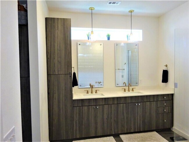 Building Photo - Gorgeous Condo in Desirable East Austin Lo...
