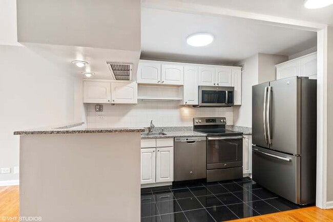 Stainless kitchen - 21 W Goethe St