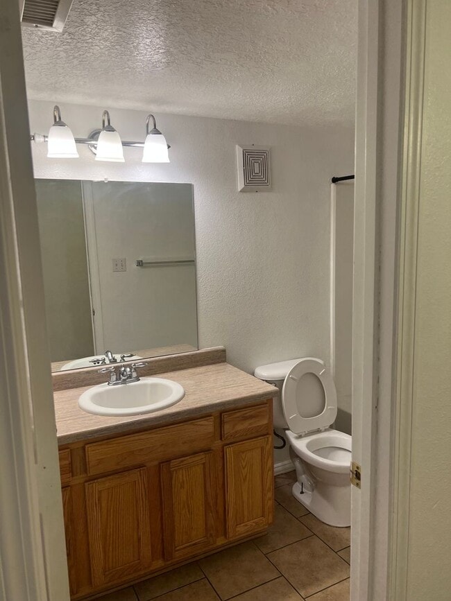 Building Photo - Spacious 4 Bedroom Home Ready for Immediat...