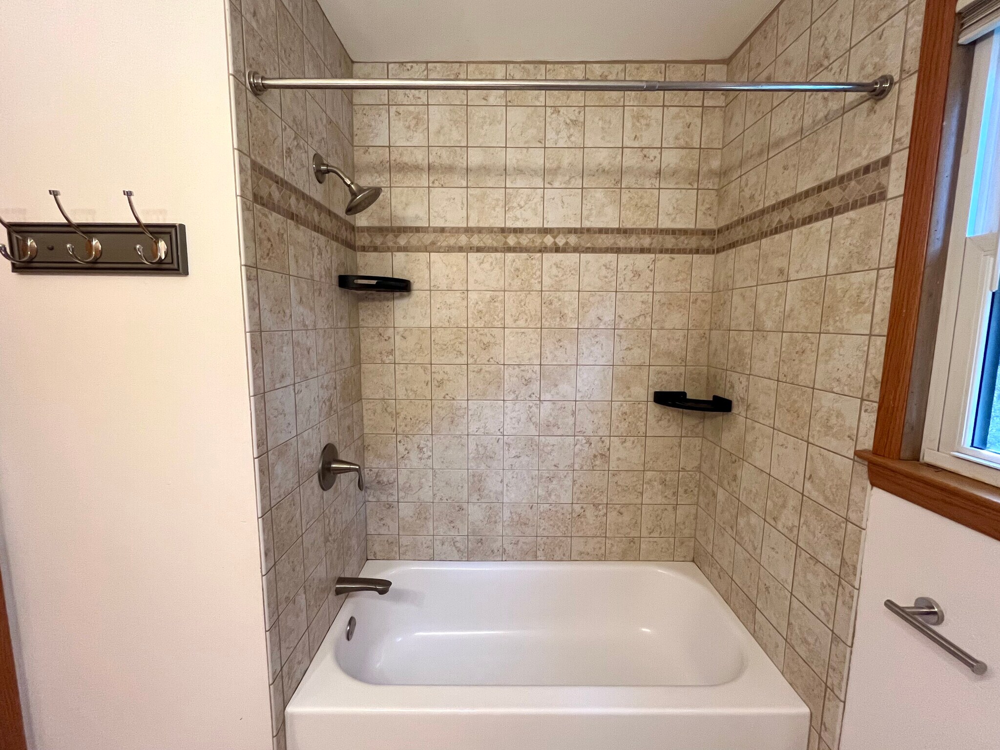 Full Bath Shower - 1661 N 116th St