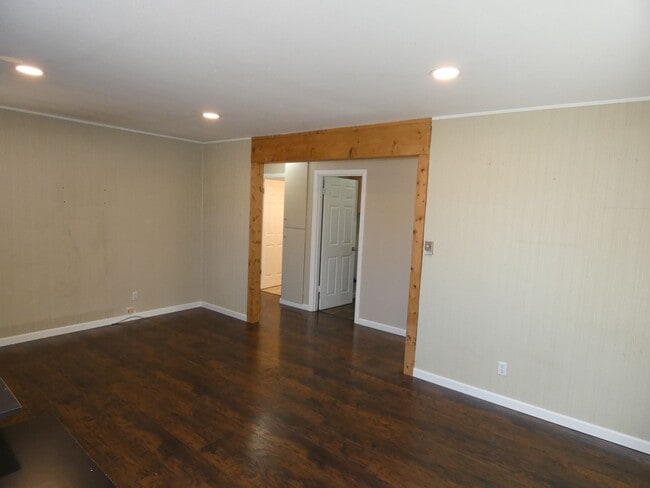 Building Photo - Centrally Charming