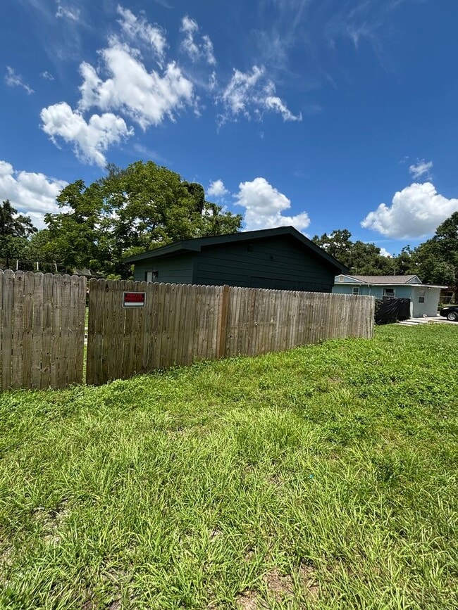 Building Photo - Move in Ready Luxury Renovated Spacious St...