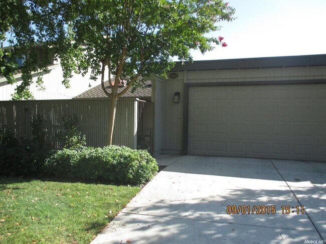 Building Photo - Home in The Bluffs overlooking American River