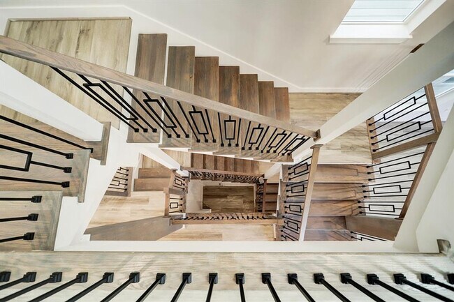 Building Photo - 2304 Live Oak St