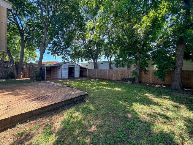 Building Photo - 3 Bed, 1.5 Bath House on Over a Quarter Acre