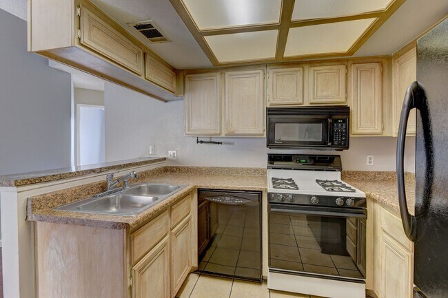 Building Photo - 820 N Sloan Ln