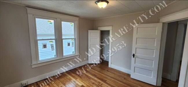 Building Photo - Large 2-story 4 Bed 1.5 Bath Home in Leave...
