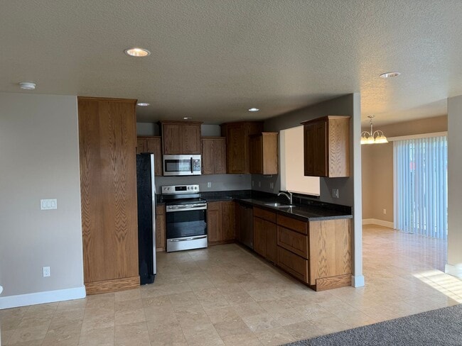 Building Photo - Newer 3 bedrooms 2.5 bathroom townhouse! MOVE IN SPECIAL!