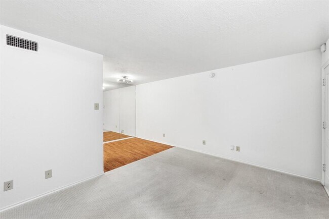 Building Photo - 505 W 7th St