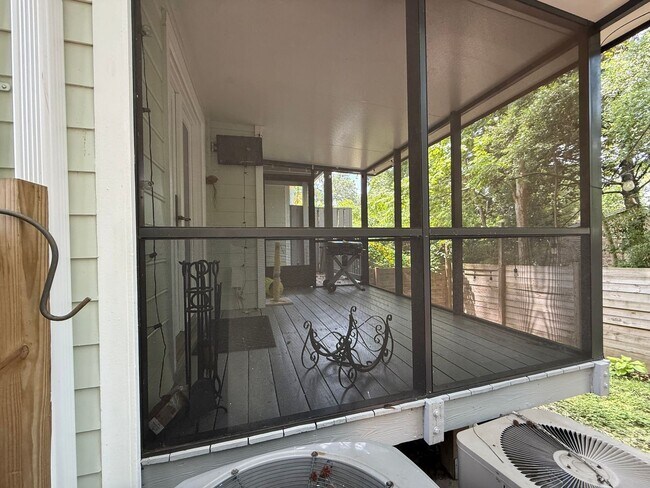 Building Photo - Charming Brick Midtown Townhome