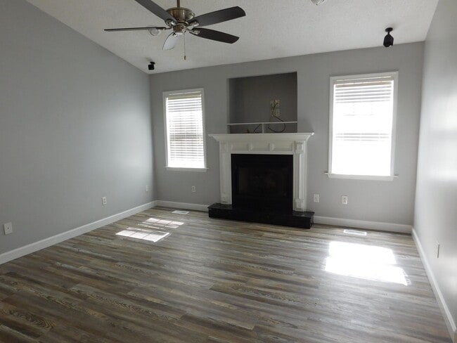 Building Photo - 305 Gibbs Rd