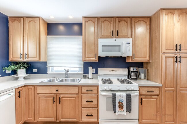 Building Photo - 3 Lakeview Dr