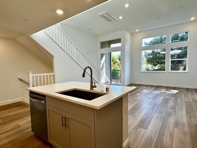 Building Photo - New Luxury Townhouse in Saratoga