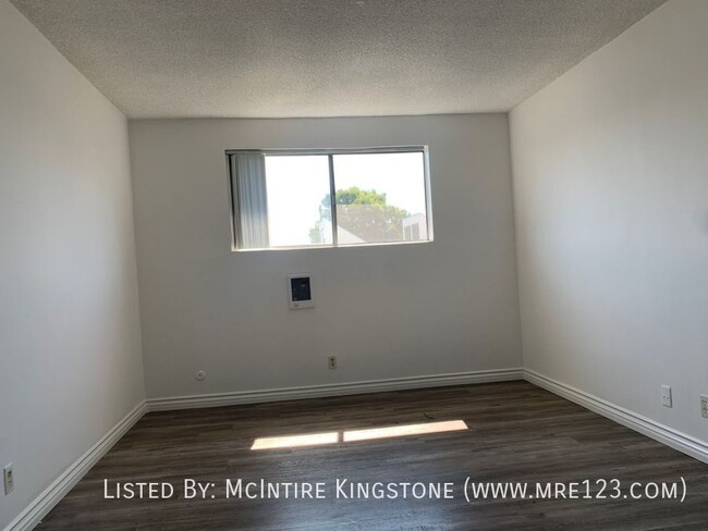 Building Photo - Move-in Specials Await in this Spacious 2B...