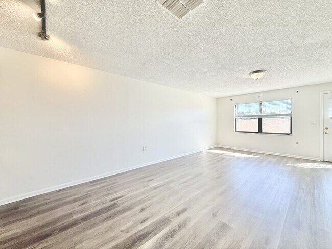 Building Photo - 2131 Ridge Rd