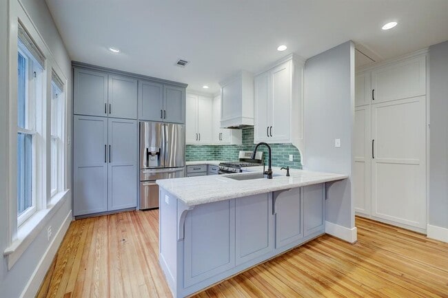 Building Photo - 2610 White Oak Dr