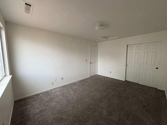 Building Photo - Cute newly remodeled townhouse