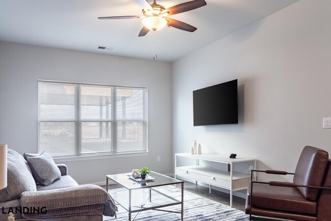 Building Photo - 2023 N Broadmoor Ave