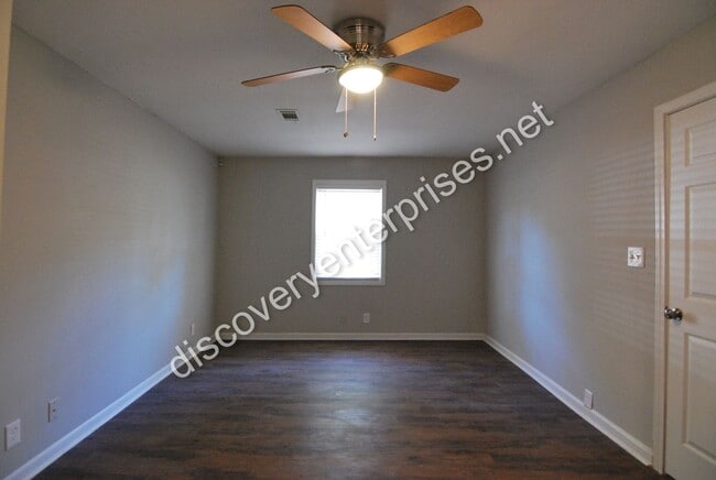 Building Photo - JUST REDUCED! 4 Bdrm / 2 Bath Home - 1st m...