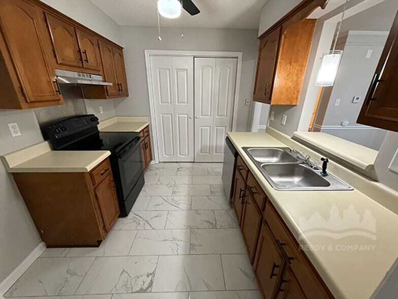 Building Photo - 5850 Grassy Valley Dr