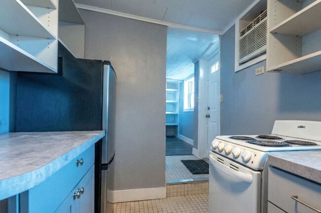 Building Photo - Spacious 1-Bedroom Apartment with Parking & Shared Yard - Midtown Kingston