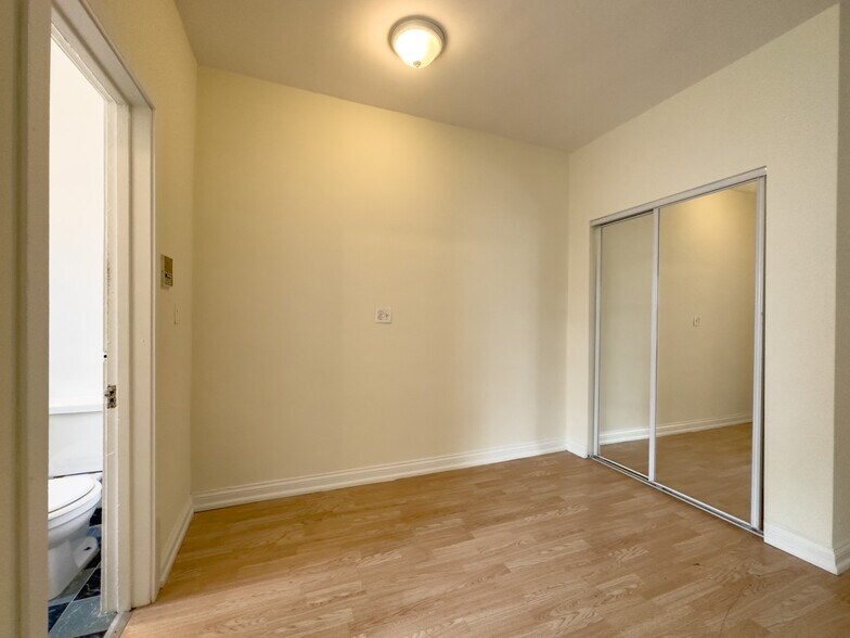 Building Photo - 4854 N Damen Ave