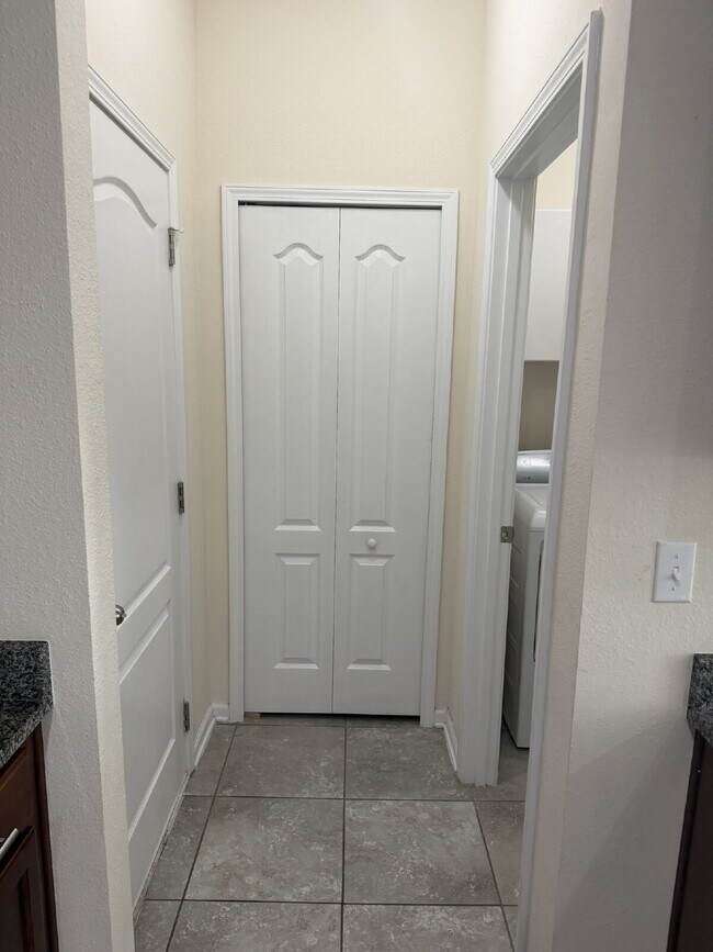 Building Photo - For Rent- Beautiful Home with 4 Bed, 2.5 Bath, PLUS a loft in Northside Jacksonville!
