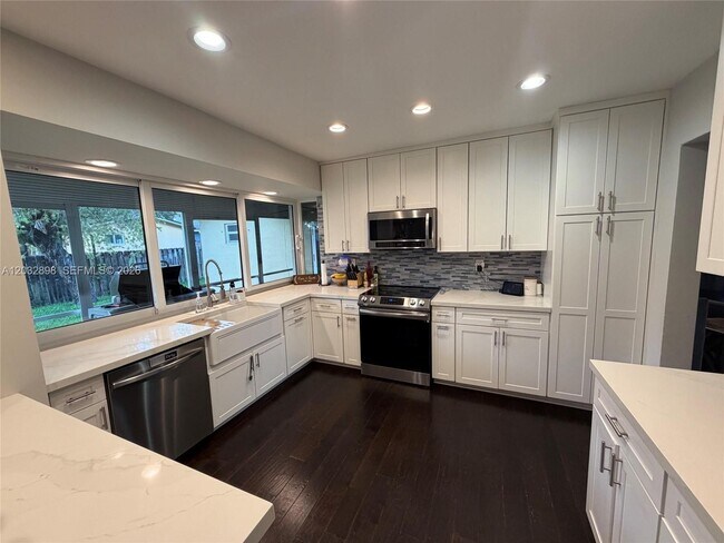 Building Photo - 8907 SW 49th Ct