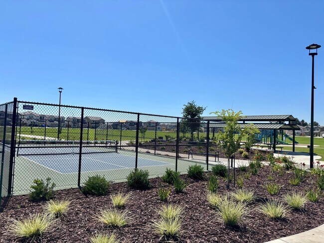 Building Photo - 1570 Pinchot Dr