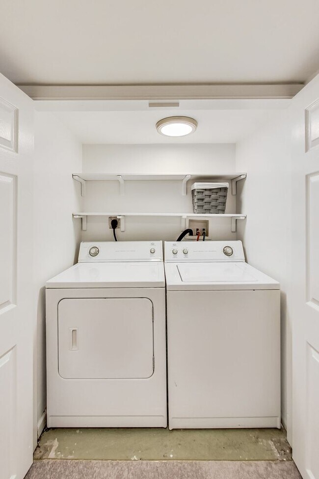 Building Photo - Spacious 3bd/2.5 bath updated townhome in ...