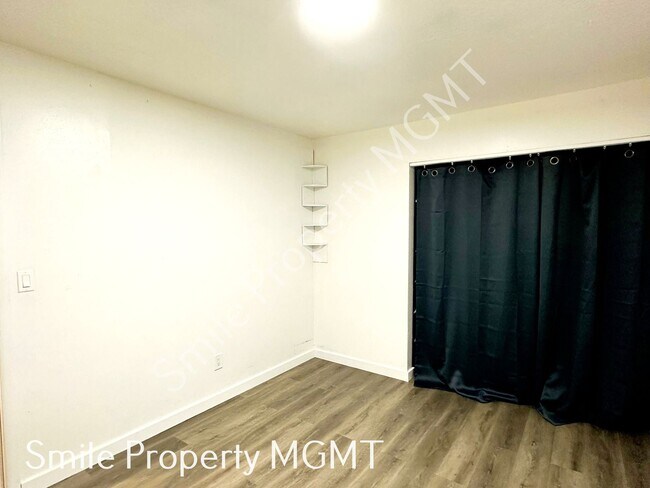 Building Photo - Comfortable Southeast Portland Living with Private Fenced Yards