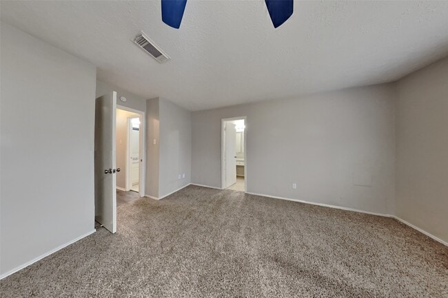 Building Photo - 2908 Piccadilly Circus