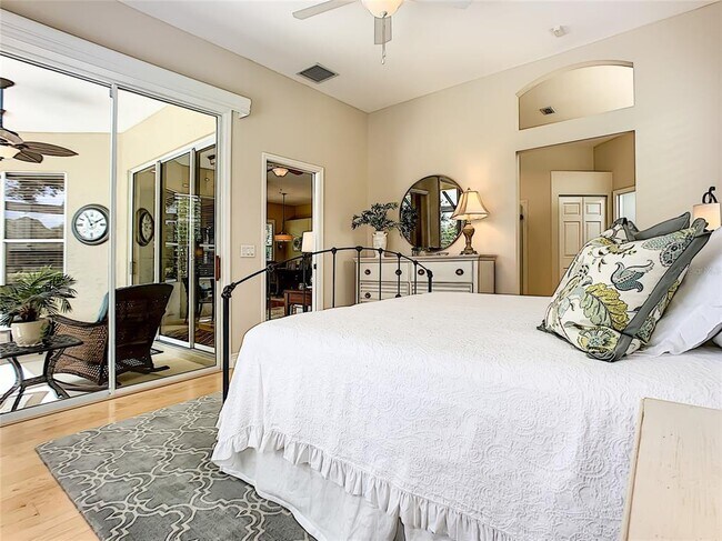 Building Photo - 539 Fallbrook Dr