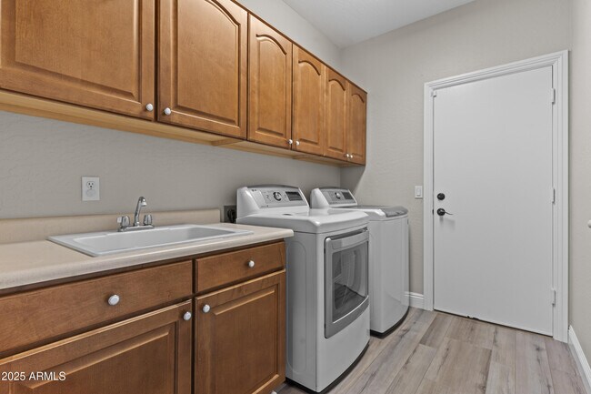 Building Photo - 9733 W Hedge Hog Pl