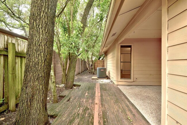 Building Photo - 8504 Mesa Dr