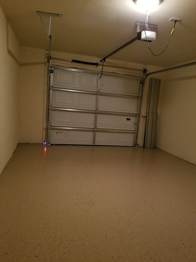 Building Photo - 3 Bedroom 2 Bath 1 Car Garage Waterfront D...