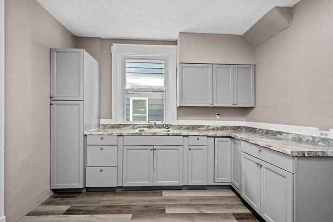 Building Photo - SCORE 1ST MONTH'S RENT FREE IF SIGNED BY MAY 8! Stunning 3 bedroom home in Aliquippa available Ju...