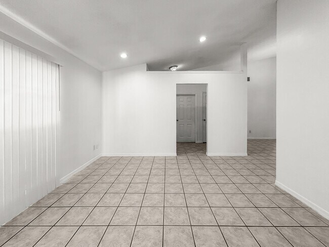 Building Photo - Move-In Ready 3 Bed | 2 Bath Home in Prime Tampa Location