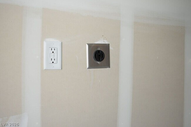 Building Photo - 482 Golden Myna Ave