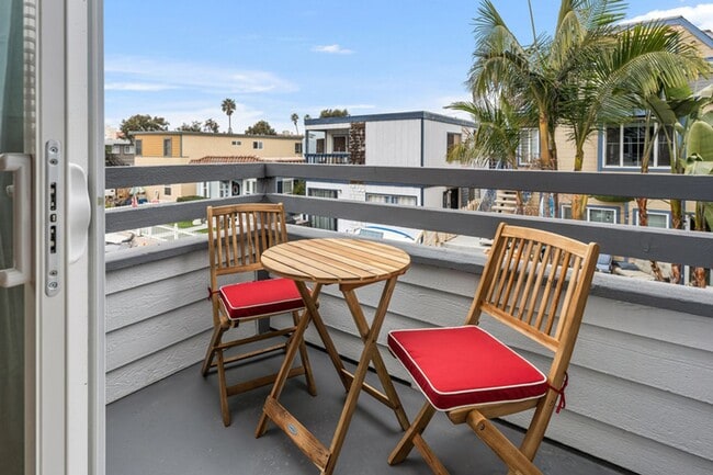 Building Photo - NEW Remodeled and furnished, 4 bed 3 bath available September 2026 to May 2027