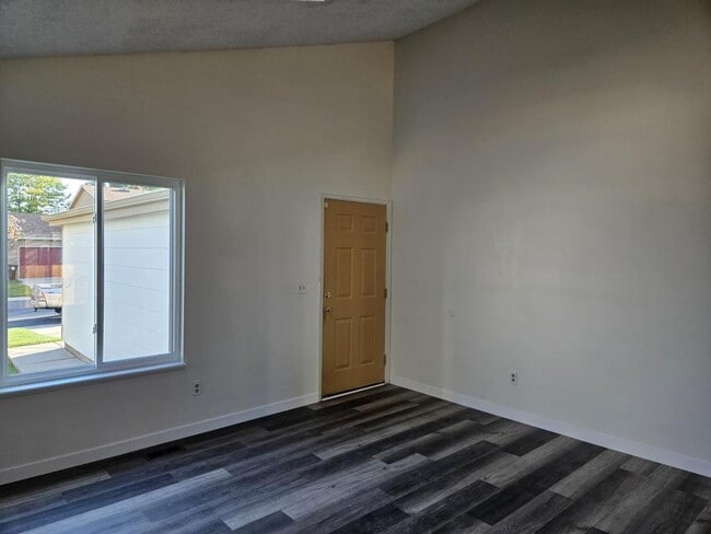 Building Photo - 1614 18th Ave
