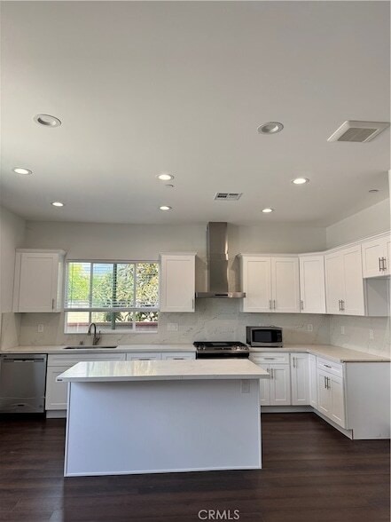 Building Photo - 5830 N Vista St