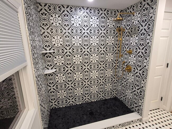 Building Photo - 5 Lakeview Ave