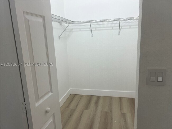 Building Photo - 372 NE 26th Pl